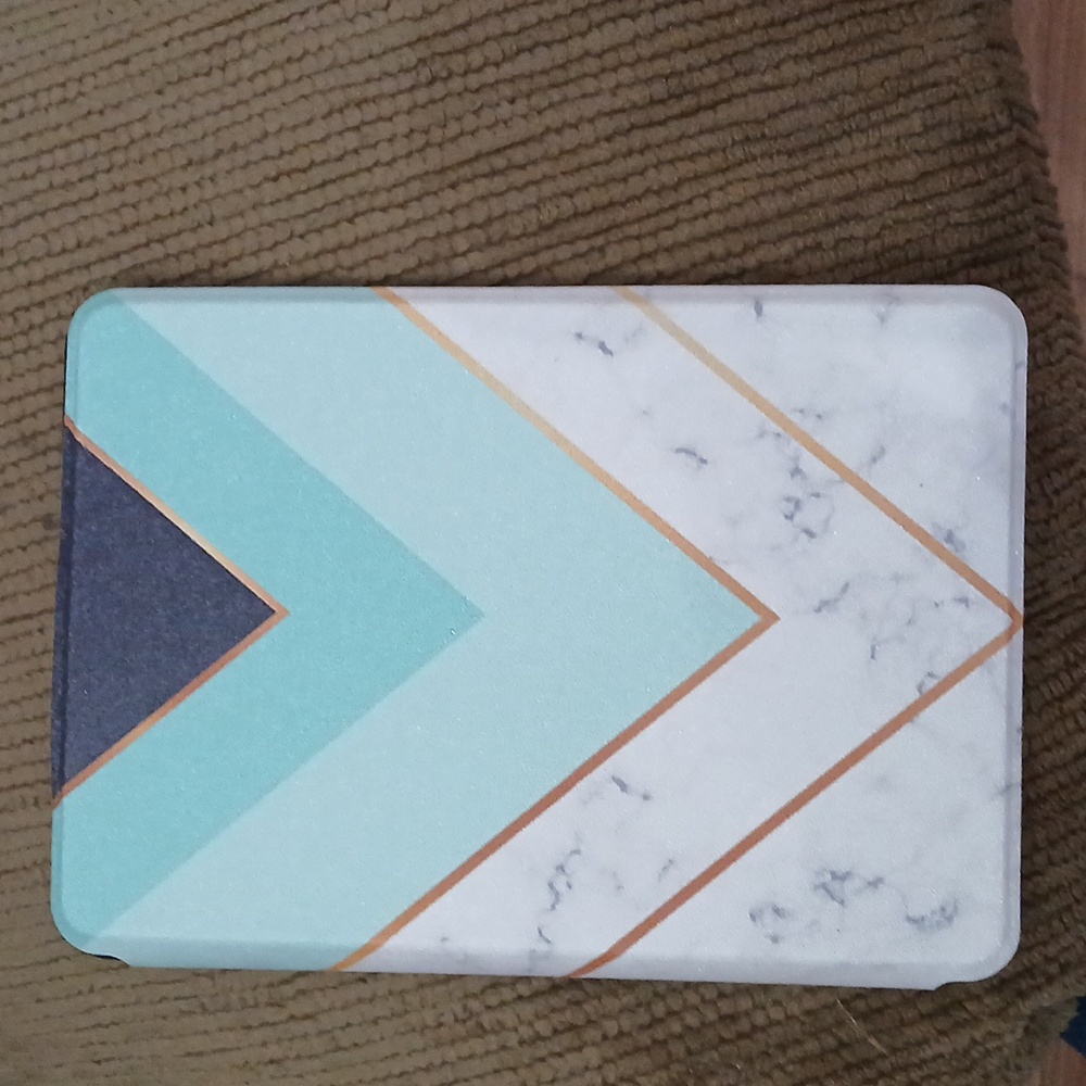 🏷3/$15 NWT Kindle white marble water safe Cover 2018 model